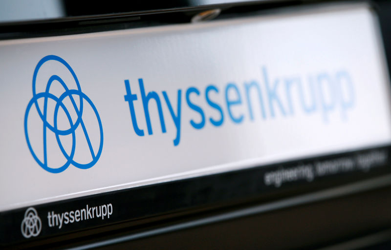 © Reuters. FILE PHOTO -  The logo of German steel-to-elevators group ThyssenKrupp AG is pictured during the company's annual news conference in Essen