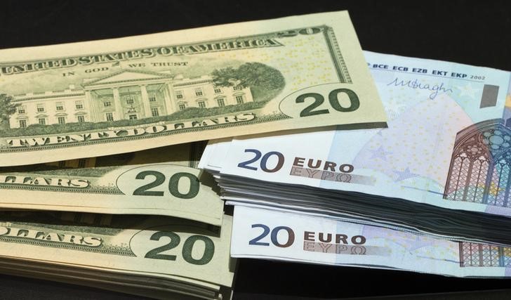 © Reuters. Доллары и евро