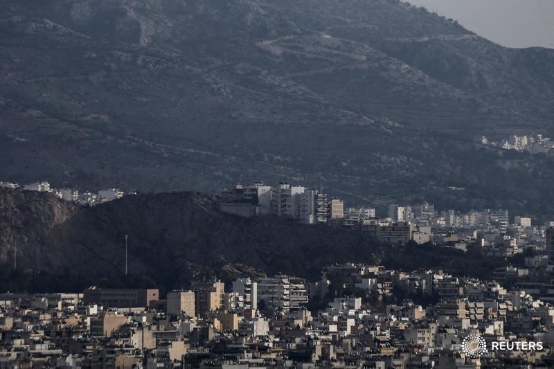 © Reuters. Buildings are seen at the foothills of Hymettus mountain in Athens, Greece