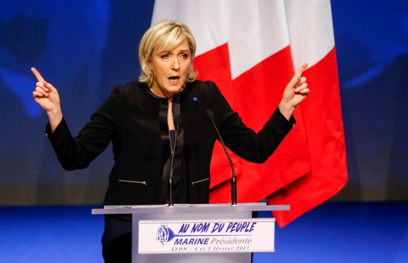 © Reuters. Imagen de archivo de Marine Le Pen, líder y candidata del partido Frente Nacional a las elecciones presidenciales francesas del 2017, participa de un mitin del conglomerado en Lyon para lanzar la campaña presidencial