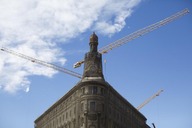 © Reuters. Cranes are seen over the Centro Canalejas building under construction in Madrid