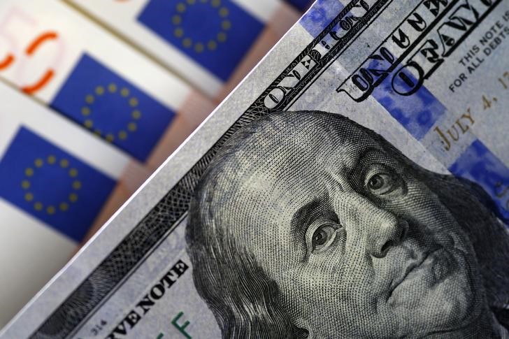 © Reuters. Банкноты доллара США и евро