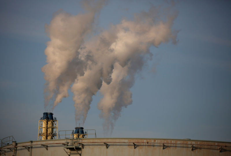 © Reuters. Steam is emitted from a oil refinery in Sodegaura, Japan