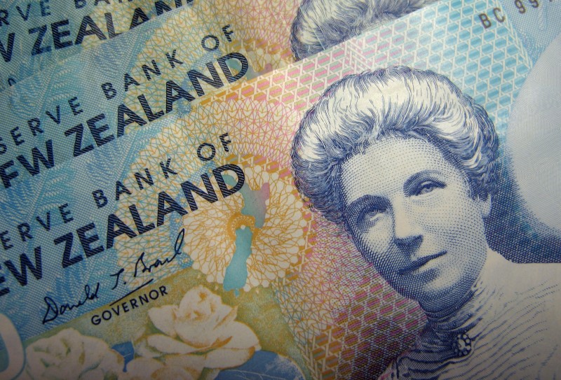 © Reuters. Reserve Bank of New Zealand dollar notes are pictured in Singapore