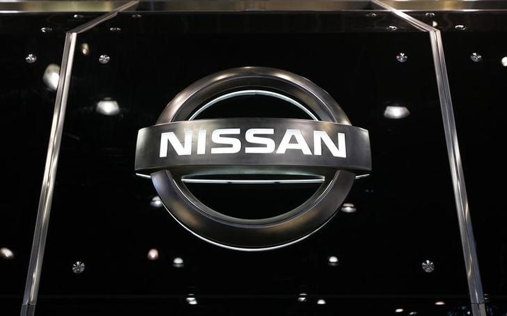 © Reuters. Логотип Nissan на автосалоне в Нью-Йорке