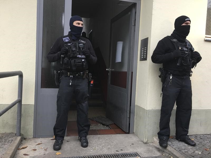© Reuters. الشرطة الألمانية تنفذ مداهمات وتعتقل سلفيين اثنين