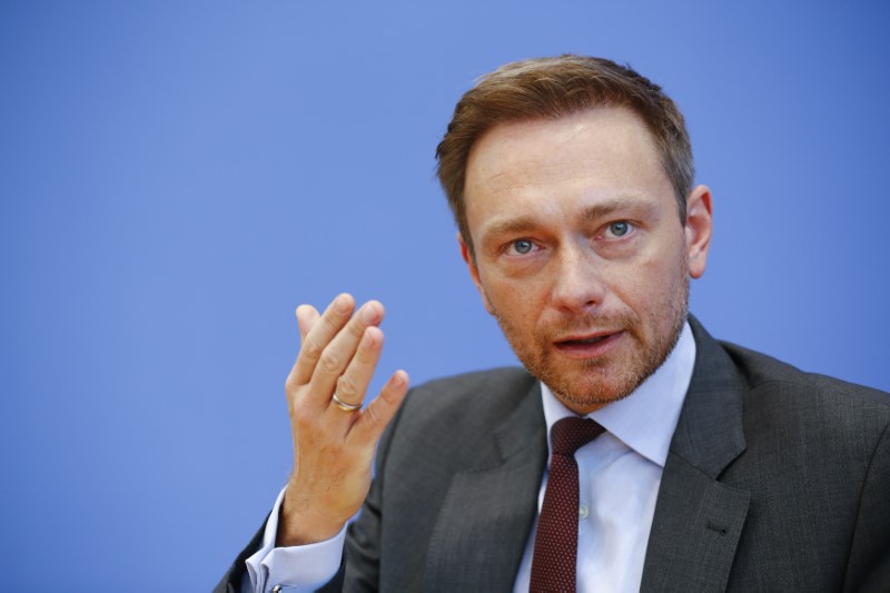 © Reuters. Grecia debería abandonar Eurozona y recibir quita de deuda, dice líder del FDP alemán