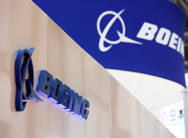 © Reuters. FILE PHOTO -  Boeing's logo is seen during Japan Aerospace 2016 air show in Tokyo