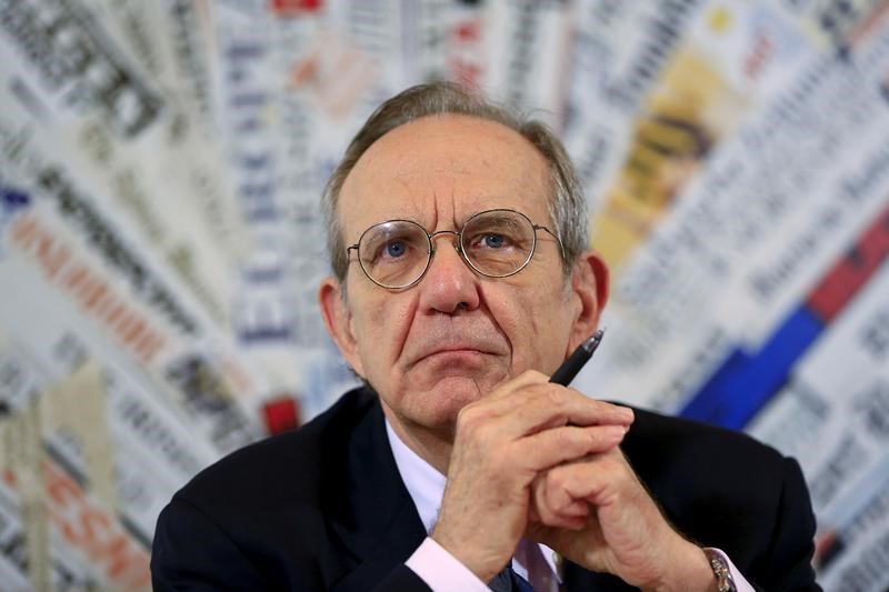 © Reuters. Italian Economy Minister Padoan attends a news conference with the foreign press in Rome