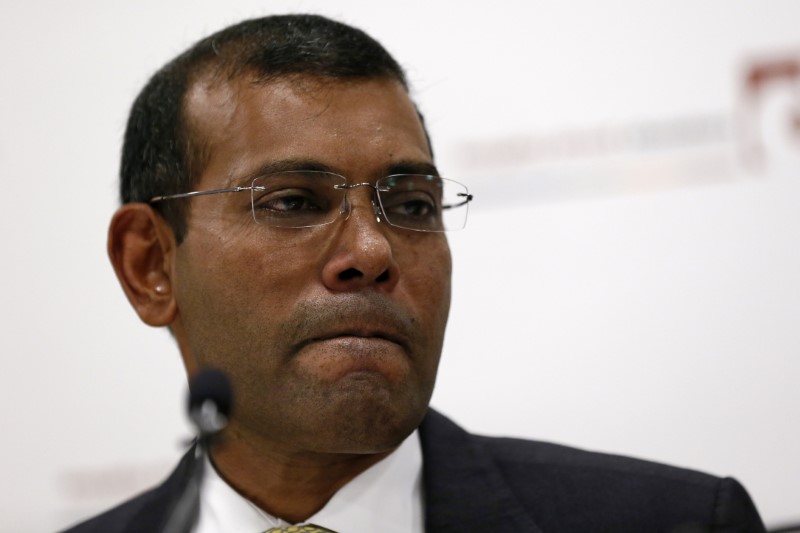 © Reuters. Former president of the Maldives, Mohamed Nasheed, reacts during a news conference in central London