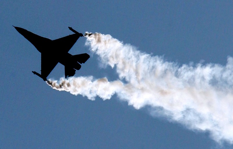 © Reuters. A U.S. LOCKHEED MARTIN F-16 FLIES DURING AN AIR DISPLAY AT THE FARNBOROUGH INTERNATIONAL AIR SHOW.