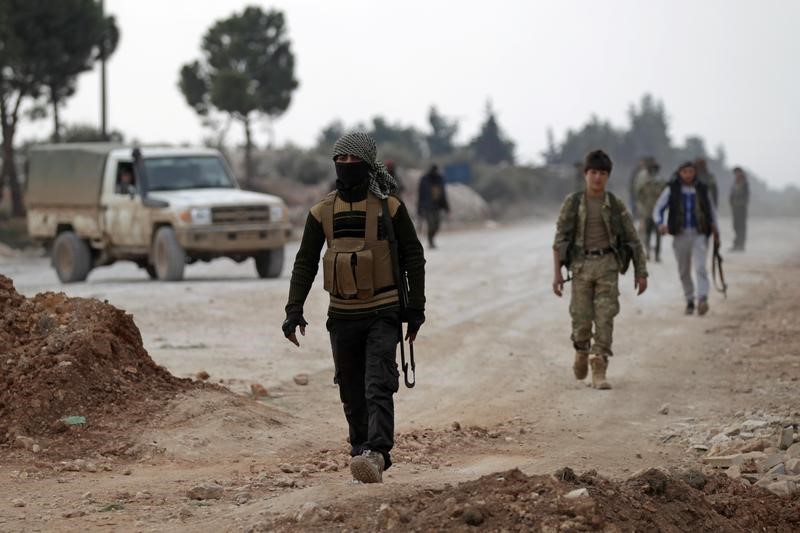 © Reuters. Rebeldes sirios dicen haber ganado terreno al EI en al-Bab con apoyo turco