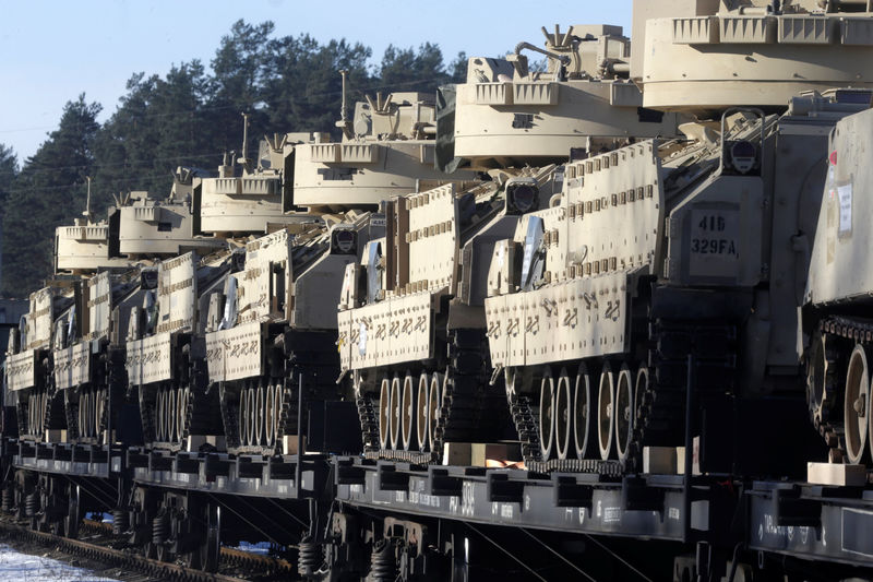 © Reuters. U.S. Bradley fighting vehicles that will be deployed in Latvia for NATO's Operation Atlantic Resolve wait for an unload in Garkalne