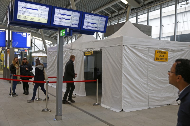 © Reuters. People cast their vote for the consultative referendum on the association between Ukraine and the European Union in a makeshift polling booth at the Central train station in Utrecht