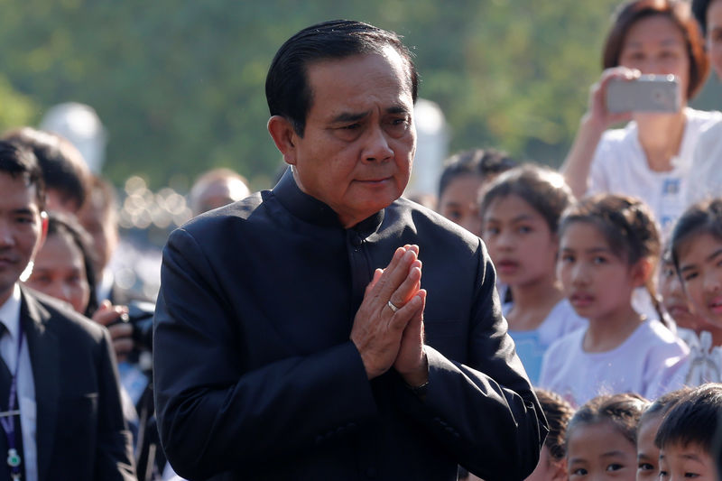 © Reuters. Thailand's Prime Minister Prayuth Chan-ocha gestures in a traditional greeting as he arrives at a weekly cabinet meeting at the Government House in Bangkok