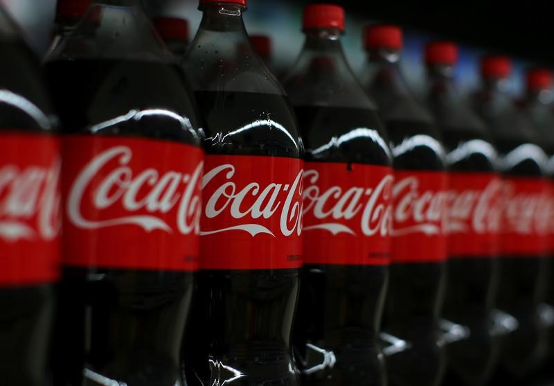 © Reuters. Бутылки Coca-Cola