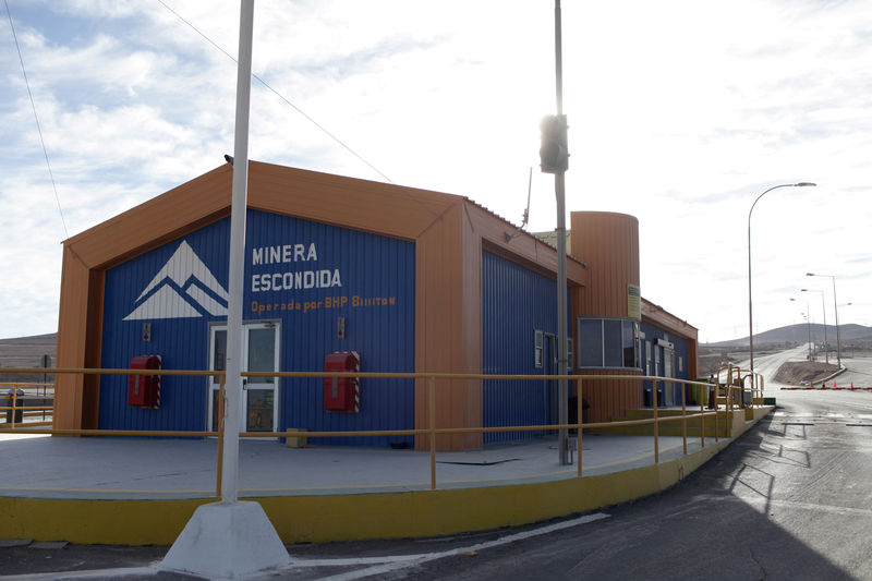 © Reuters. A view of main gate of Escondida, the world's biggest copper mine, near Antofagasta