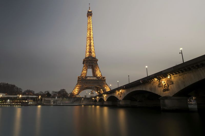 © Reuters. A long time-exposure at dusk shows the Eiffel Tower and the Seine River in Paris