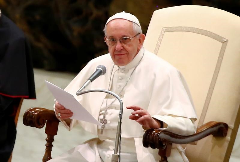© Reuters. El papa dice estar "en paz" al confrontar la corrupción en el Vaticano