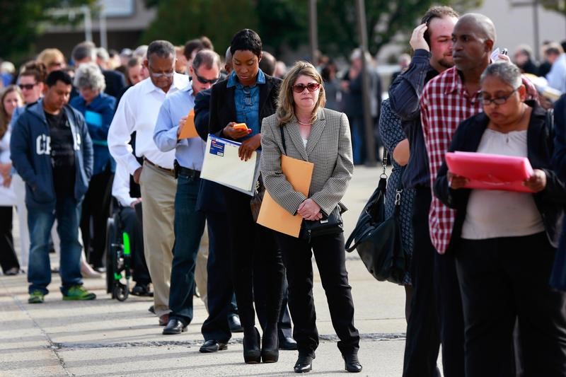 © Reuters. People wait in line to enter the Nassau County Mega Job Fair at Nassau Veterans Memorial Coliseum in Uniondale, New York