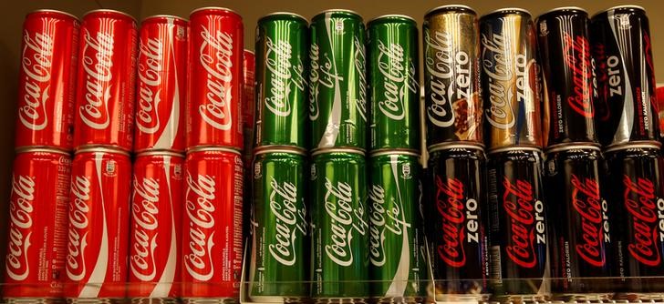 © Reuters. Cans of Coca Cola are offered at a supermarket of Swiss retail group Coop in Zumikon