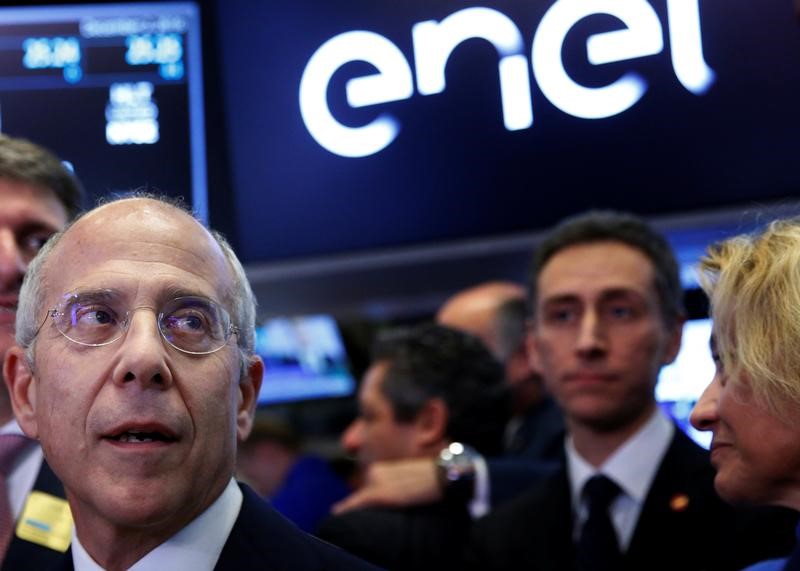 © Reuters. Francesco Starace, CEO and general manager of Enel Group, tours the trading floor at the NYSE in New York City