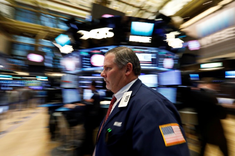 © Reuters. Traders work on the floor of the NYSE