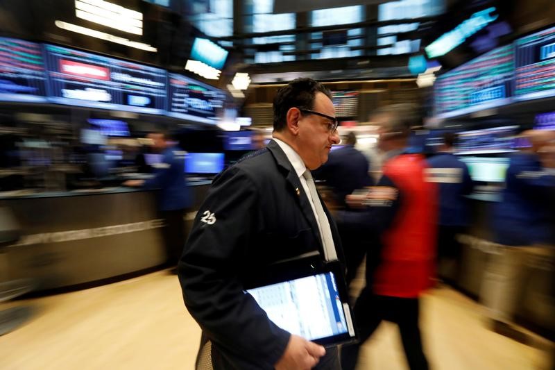 © Reuters. Traders work on the floor of the NYSE