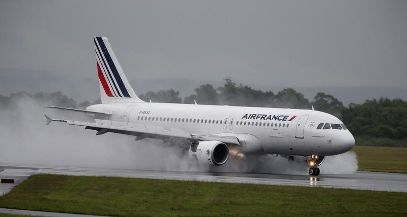 © Reuters. An Air France aircraft lands at Manchester Airport in Manchester