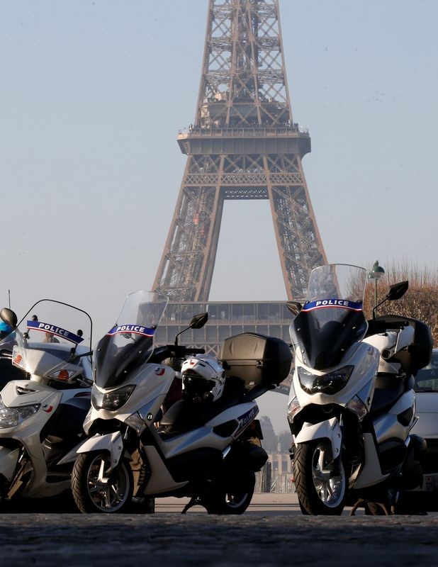 © Reuters. La Torre Eiffel pondrá una barrera alrededor de su base por seguridad