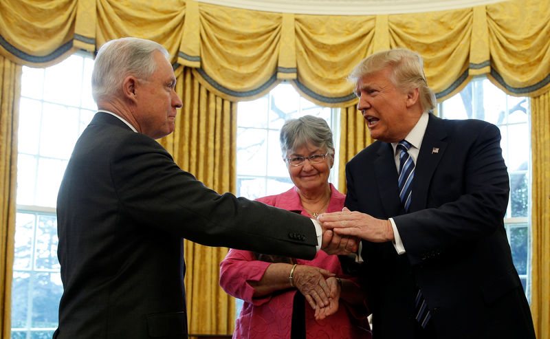 © Reuters. Jeff Sessions is sworn in as U.S.  Attorney General at the White House in Washington