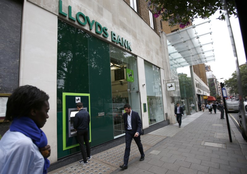 © Reuters. People walk past a branch of Lloyds Bank at Berkeley Square in London