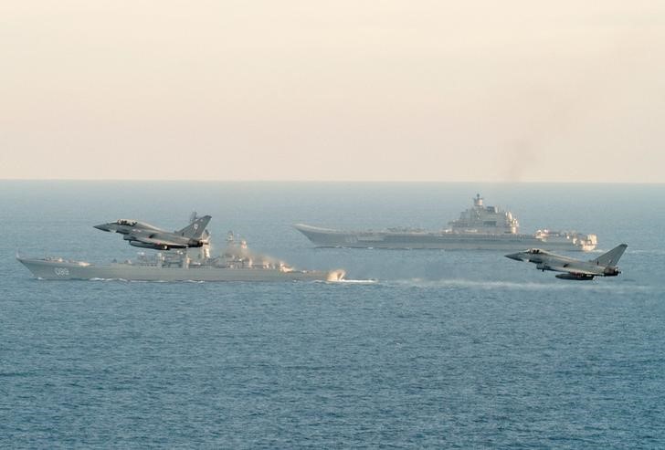 © Reuters. بريطانيا وفرنسا تدفعان بمقاتلات لمراقبة قاذفات روسية قرب مجالهما الجوي