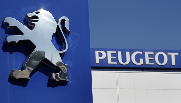 © Reuters. The Peugeot logo is seen at a dealership of French car maker PSA Peugeot-Citroen in Selestat