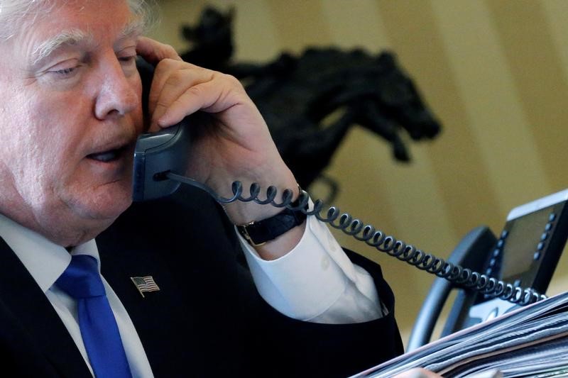 © Reuters. Il presidente Usa Donald Trump al telefono con il presidente Usa, Vladimir Putin.