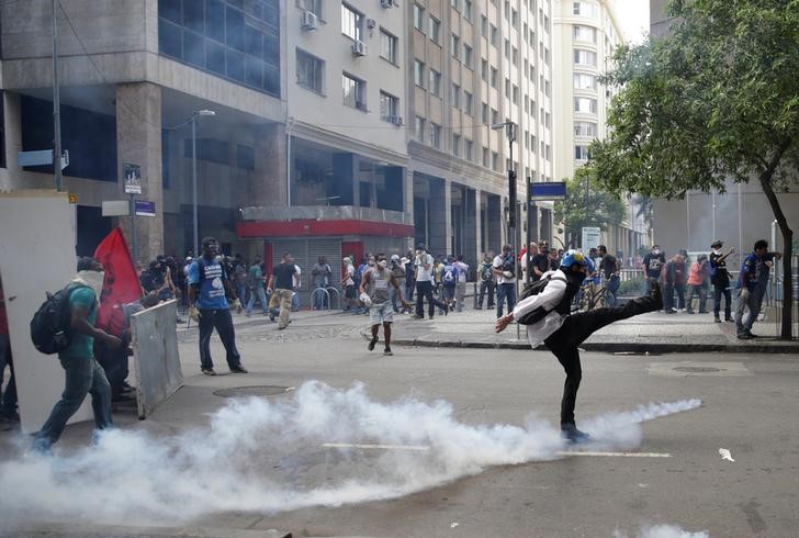 © Reuters. Rio vive novo dia de confrontos