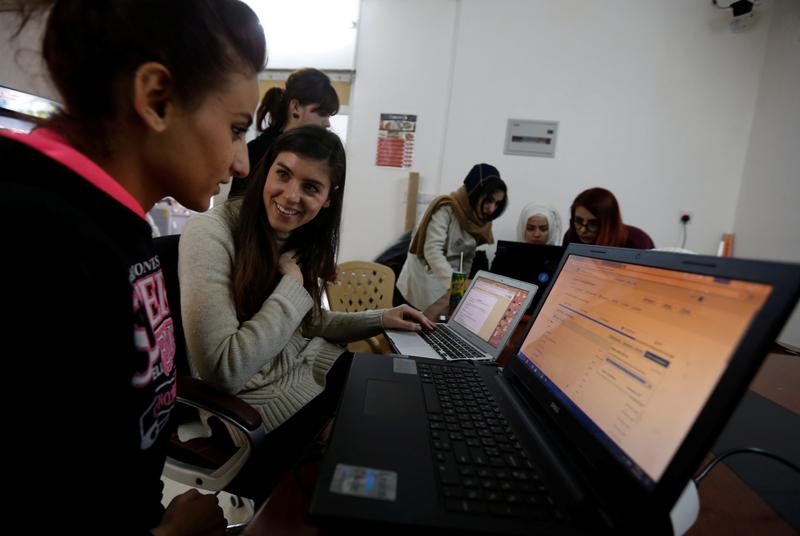 © Reuters. تحقيق-بعد الهرب من جحيم الحرب..عراقيون وسوريون يتعلمون لغة البرمجة