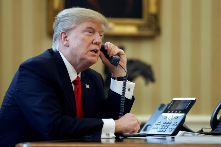 © Reuters. Trump fala ao telefone na Casa Branca