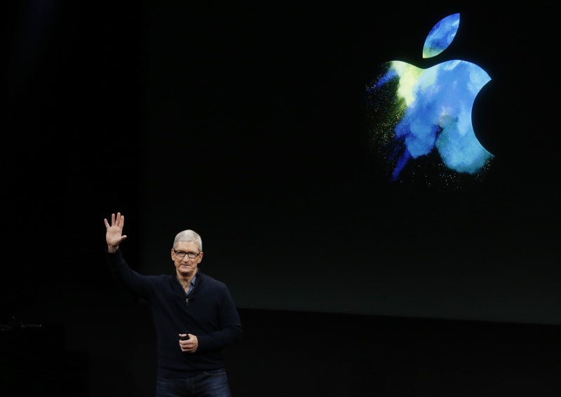 © Reuters. Apple CEO Tim Cook waves at the end of an Apple media event in Cupertino