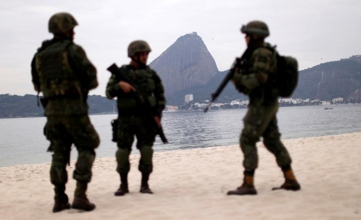 © Reuters. Militares patrulham o Rio no período olímpico