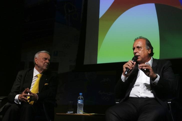 © Reuters. Governador do Rio de Janeiro, Luiz Fernando Pezão (à direita)