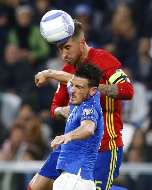 © Reuters. Foto de archivo de Alessandro Florenzi disputando el balón con Sergio Ramos en un partido entre Italia y España por la eliminatoria de la UEFA al Mundial 2018
