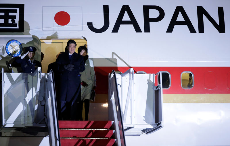 © Reuters. Japanese Prime Minister Shinzo Abe and his wife Akie Abe arrive ahead of his meeting with U.S. President Donald Trump at Joint Base Andrews, Maryland.