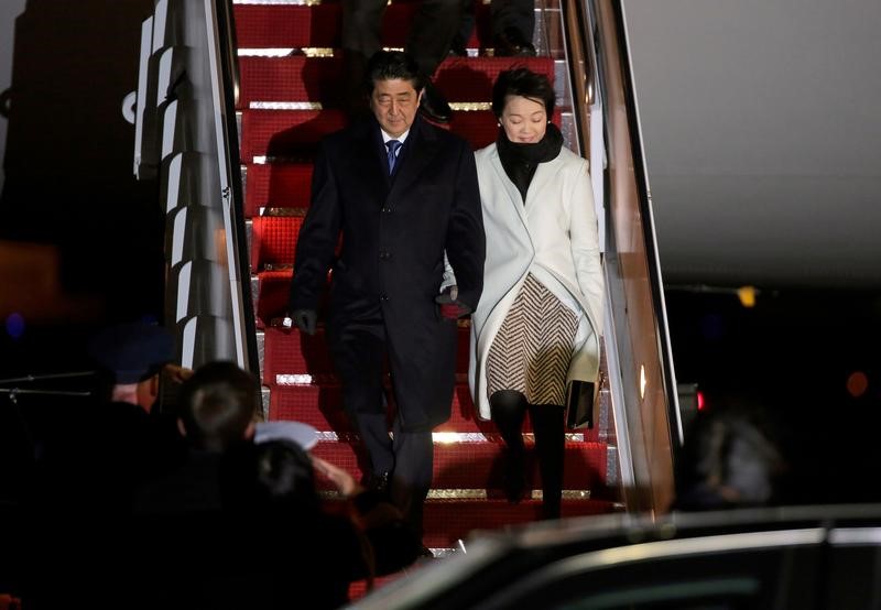 © Reuters. Japanese Prime Minister Shinzo Abe and his wife Akie Abe arrive ahead of his meeting with U.S. President Donald Trump, at Joint Base Andrews, Maryland