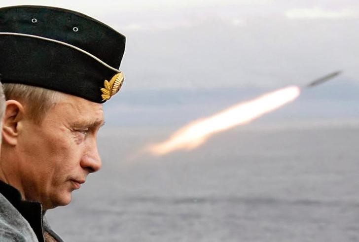 © Reuters. Президент России Владимир Путин на учениях в Арктике