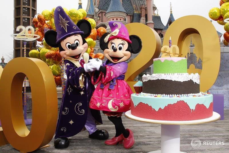 © Reuters. Mickey and Minnie are pictured at the 20th anniversary celebrations of Disneyland Resort in Marne-la-Vallee, outside Paris