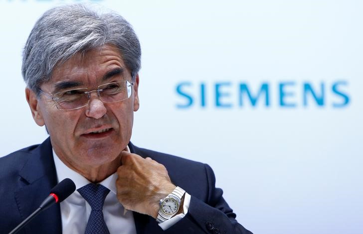 © Reuters. FILE PHOTO: Siemens CEO Kaeser reacts during annual news conference in Munich