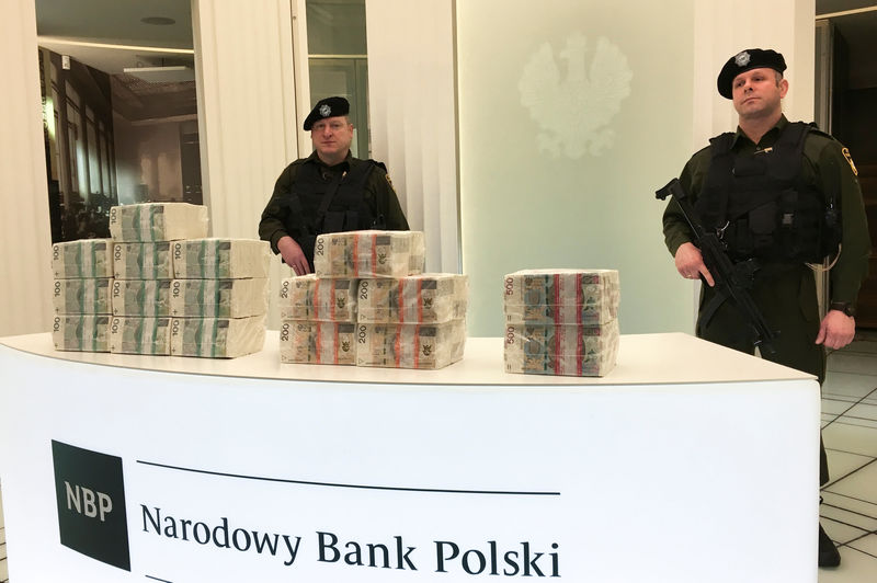 © Reuters. Security men at the Polish central bank headquarters guard piles of cash worth 1 million zlotys