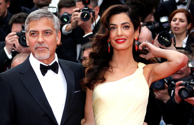 © Reuters. George Clooney e esposa, Amal, durante evento em Cannes