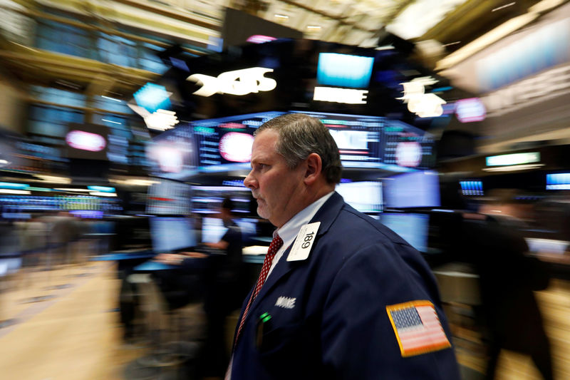 © Reuters. Traders work on the floor of the NYSE